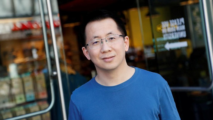 FILE PHOTO: Zhang Yiming, founder and global CEO of ByteDance, poses in Palo Alto, California, U.S., March 4, 2020. Picture taken March 4, 2020.   REUTERS/Shannon Stapleton/File Photo