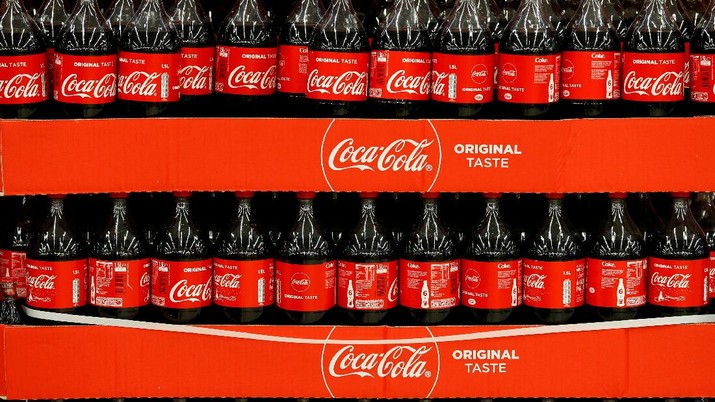 Coca-Cola FILE PHOTO: Bottles of Coca-Cola are seen at a Carrefour Hypermarket store in Montreuil, near Paris, France, February 5, 2018. REUTERS/Regis Duvignau/File Photo