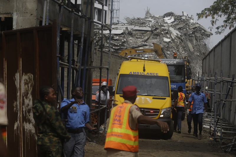 Gedung Runtuh di Nigeria Emergency personnel stands by the debris of the collapsed building in Ikoyi, Lagos, Nigeria, November 1, 2021. Picture taken November 1, 2021. REUTERS/Nneka Chile