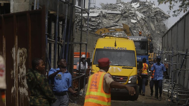 Emergency personnel stands by the debris of the collapsed building in Ikoyi, Lagos, Nigeria, November 1, 2021. Picture taken November 1, 2021. REUTERS/Nneka Chile