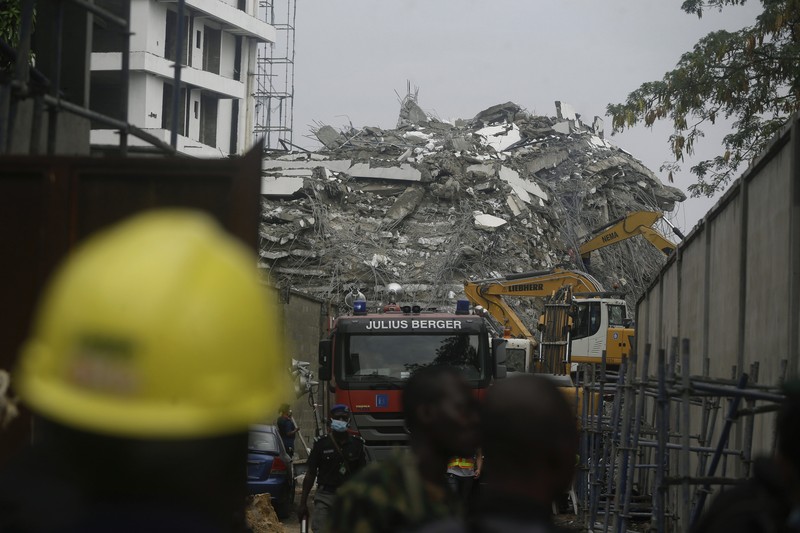 Gedung Runtuh di Nigeria Emergency personnel stands by the debris of the collapsed building in Ikoyi, Lagos, Nigeria, November 1, 2021. Picture taken November 1, 2021. REUTERS/Nneka Chile