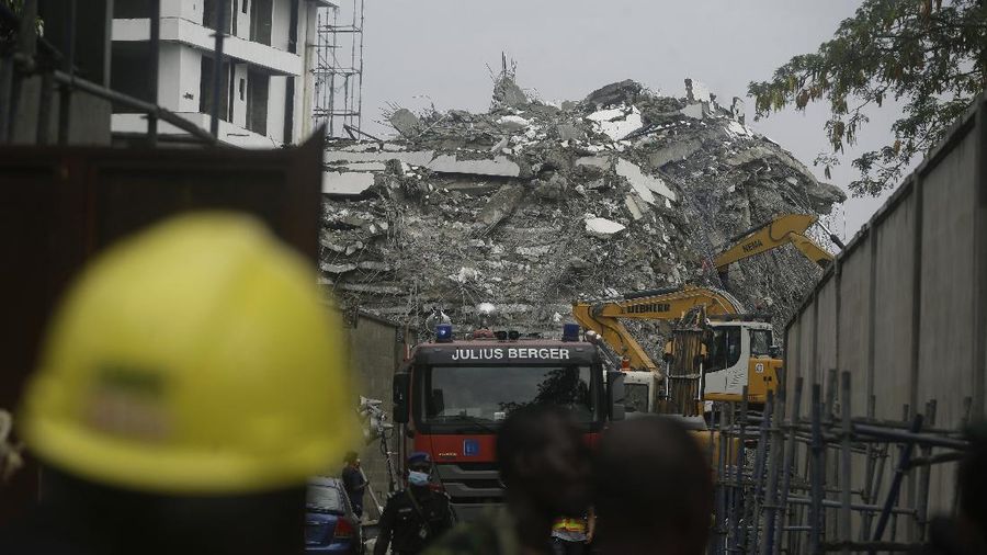 Emergency personnel stands by the debris of the collapsed building in Ikoyi, Lagos, Nigeria, November 1, 2021. Picture taken November 1, 2021. REUTERS/Nneka Chile
