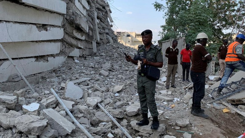 Emergency personnel stands by the debris of the collapsed building in Ikoyi, Lagos, Nigeria, November 1, 2021. Picture taken November 1, 2021. REUTERS/Nneka Chile