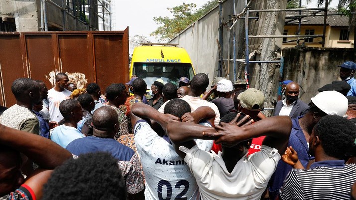 Relatives wait outside as rescue workers continue to conduct search and rescue effort at the site of a collapsed building in Ikoyi, Lagos, Nigeria, November 2, 2021. REUTERS/Temilade Adelaja