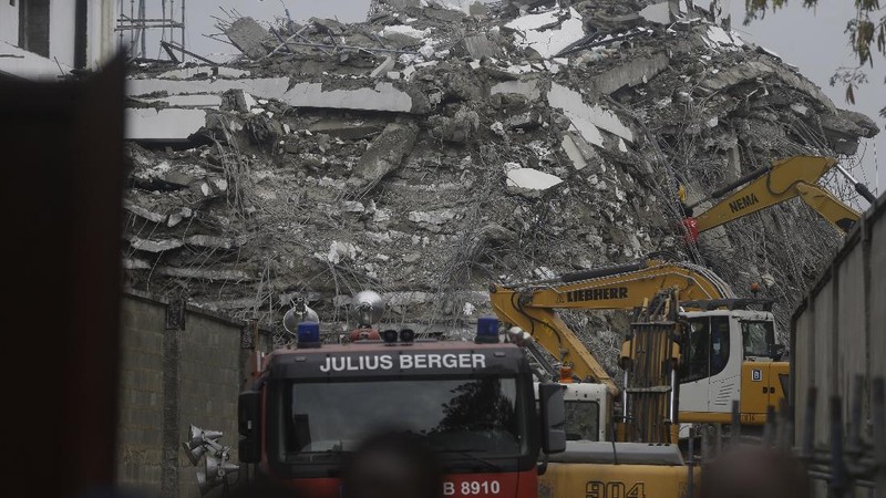 Emergency personnel stands by the debris of the collapsed building in Ikoyi, Lagos, Nigeria, November 1, 2021. Picture taken November 1, 2021. REUTERS/Nneka Chile