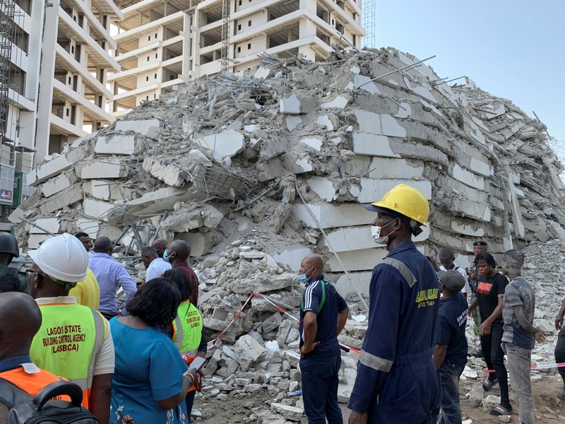 Gedung Runtuh di Nigeria Emergency personnel stands by the debris of the collapsed building in Ikoyi, Lagos, Nigeria, November 1, 2021. Picture taken November 1, 2021. REUTERS/Nneka Chile