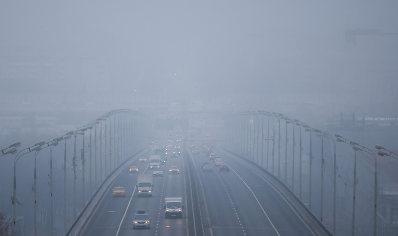 Kabut di Moskow Rusia A pedestrian walk through morning fog along a pond in Ostankino in Moscow, Russia, Tuesday, Nov. 2, 2021. More than 30 flights were delayed or canceled at three airports in the capital due to fog. (AP Photo/Alexander Zemlianichenko)