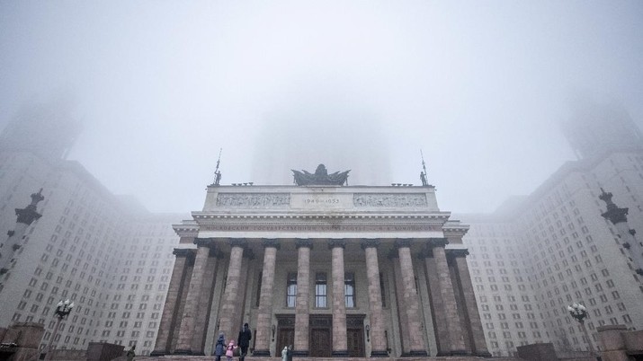 People walk by the entrance of Moscow State University building during heavy fog in Moscow, Russia November 2, 2021. REUTERS/Maxim Shemetov