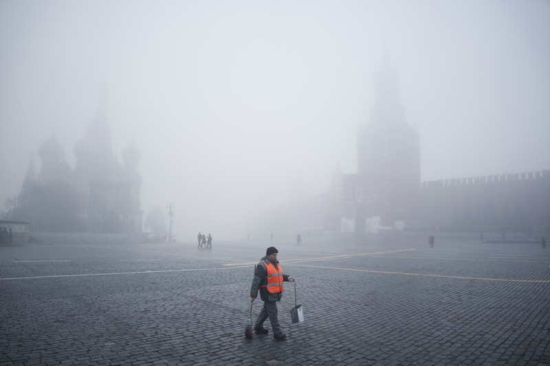 Kabut di Moskow Rusia A pedestrian walk through morning fog along a pond in Ostankino in Moscow, Russia, Tuesday, Nov. 2, 2021. More than 30 flights were delayed or canceled at three airports in the capital due to fog. (AP Photo/Alexander Zemlianichenko)