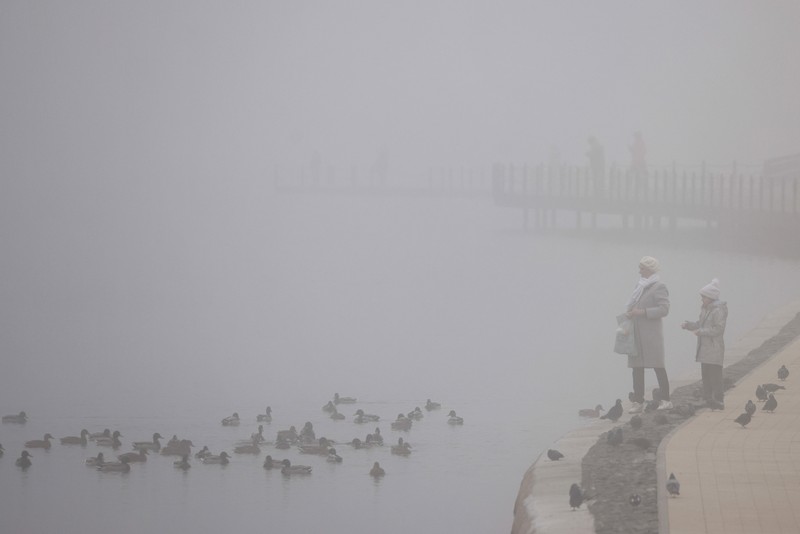 Kabut di Moskow Rusia A pedestrian walk through morning fog along a pond in Ostankino in Moscow, Russia, Tuesday, Nov. 2, 2021. More than 30 flights were delayed or canceled at three airports in the capital due to fog. (AP Photo/Alexander Zemlianichenko)