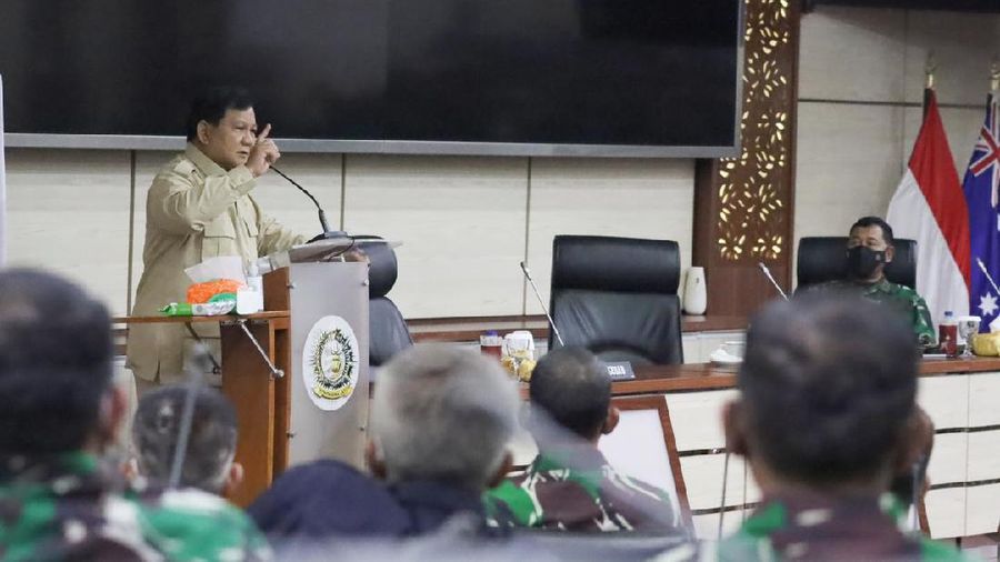 Menteri Pertahanan (Menhan) Prabowo Subianto saat memberikan ceramah pembekalan kepada para Perwira Siswa (Pasis) Pendidikan Reguler LXI Sekolah Staf dan Komandan Angkatan Darat (Seskoad) di Gedung Gatot Subroto Seskoad, Bandung, Jawa Barat, Rabu (3/11/2021). (Biro Humas Setjen Kemhan)