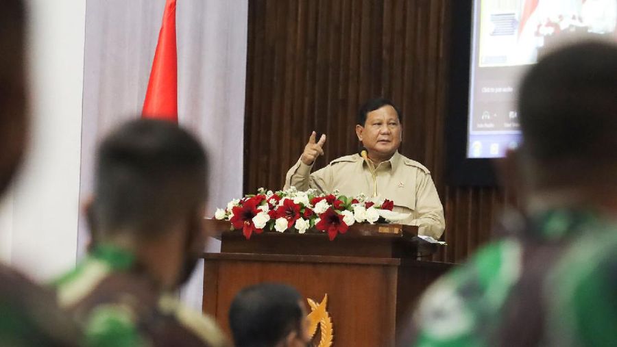 Menteri Pertahanan (Menhan) Prabowo Subianto saat memberikan pembekalan kepada Perwira Siswa Sekolah Staf dan Komando Angkatan Udara (Pasis Seskoau) Angkatan 58 Tahun Pelajaran 2021 di Gedung Widya Mandala I, Seskoau, Lembang, Bandung, Jawa Barat, Selasa (2/11/2021). (Biro Humas Setjen Kemhan)