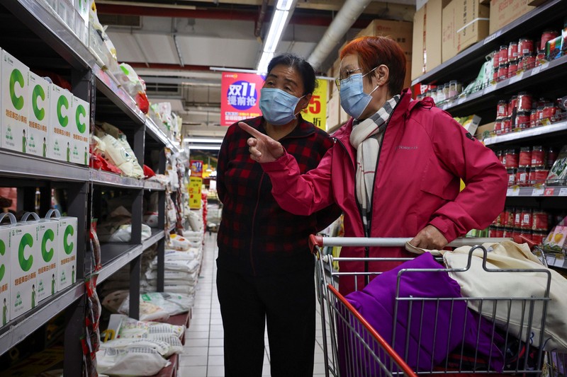 People look at products in the flour section of a supermarket following outbreak of the coronavirus disease (COVID-19) in Beijing, China, November 3, 2021. REUTERS/Thomas Peter