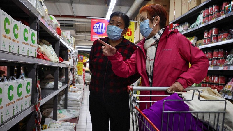 People look at products in the flour section of a supermarket following outbreak of the coronavirus disease (COVID-19) in Beijing, China, November 3, 2021. REUTERS/Thomas Peter