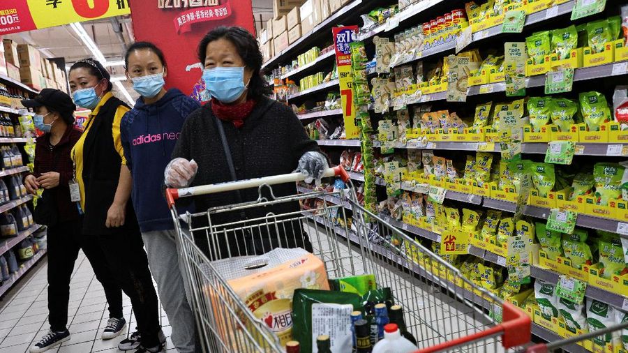 People look at products in the flour section of a supermarket following outbreak of the coronavirus disease (COVID-19) in Beijing, China, November 3, 2021. REUTERS/Thomas Peter