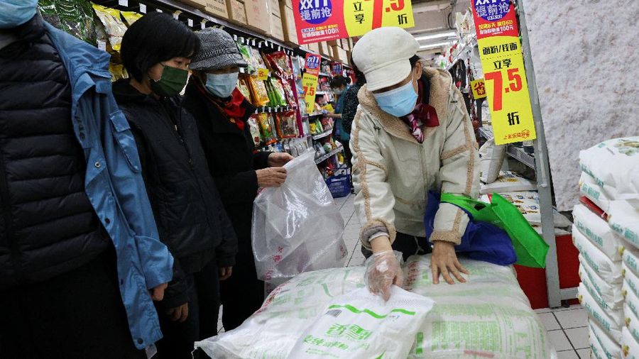 People look at products in the flour section of a supermarket following outbreak of the coronavirus disease (COVID-19) in Beijing, China, November 3, 2021. REUTERS/Thomas Peter