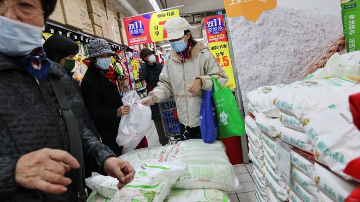 Warga Membeli Kebutuhan Pokok di China People look at products in the flour section of a supermarket following outbreak of the coronavirus disease (COVID-19) in Beijing, China, November 3, 2021. REUTERS/Thomas Peter