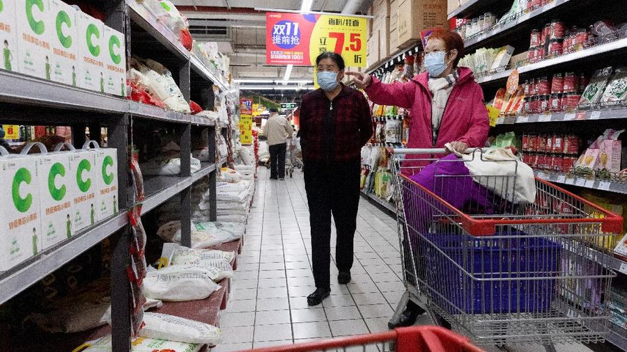 People look at products in the flour section of a supermarket following outbreak of the coronavirus disease (COVID-19) in Beijing, China, November 3, 2021. REUTERS/Thomas Peter