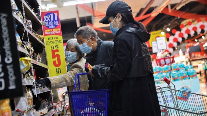 People look at products in the flour section of a supermarket following outbreak of the coronavirus disease (COVID-19) in Beijing, China, November 3, 2021. REUTERS/Thomas Peter
