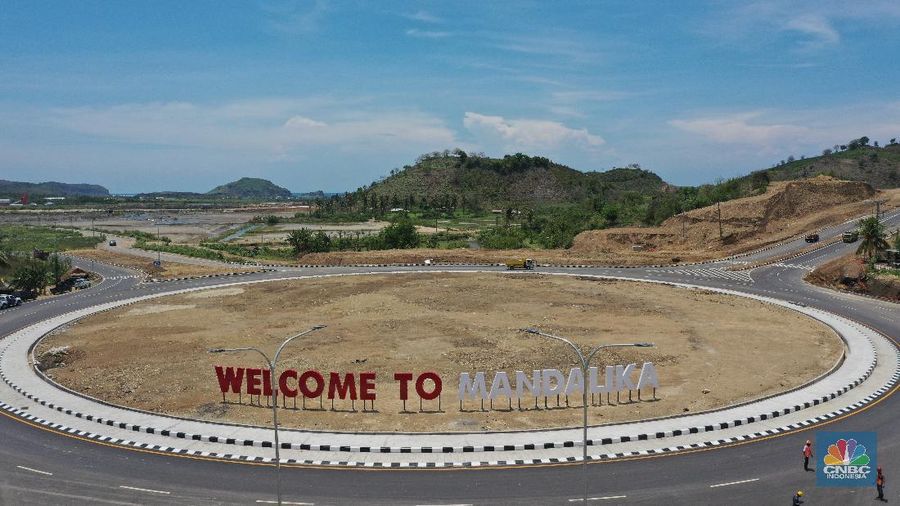 Foto udara menunjukkan pendendara melewati jalan Bypass Bil Mandalika, Lombok, Nusa Tenggara Barat, Kamis (4/1/2021).  Kementerian Pekerjaan Umum & Perumahan Rakyat (PUPR) melalui Badan Pengembangan Infrastruktur Wilayah (BPIW) membangun jalan elak atau bypass yang menghubungkan Bandara Internasional Lombok dengan Kawasan Pariwisata Mandalika sejauh 17 kilometer. Keberadaan jalan ini bakal mendukung aktivitas pariwisata di Mandalika seiring rencana penyelenggaraan balap motor MotoGP pada 2021 mendatang. Pembangunan jalan ini akan meningkatkan konektivitas dari Bandara BIL ke Kawasan Wisata Mandalika dan mendukung akses menuju sirkuit MotoGP yang dibangun di Kawasan Mandalika. Jalan ini juga akan mengurangi waktu tempuh dari BIL ke Mandalika menjadi 15 menit. Sebab, jika semula melewati jalan lama bisa lebih dari 45 menit.  Jalan Bypass BIL-Mandalika memiliki panjang 17,363 kilometer dengan lebar right of way (ROW) 50 meter serta 4 lajur yang dilengkapi median jalan. Menelan anggaran sekitar Rp 706 miliar pada 2020–2021. Pembangunannya terdiri dari tiga paket pekerjaan. Yakni Paket I sepanjang 4,30 km (STA 0+000-STA 4+300) dengan kontraktor PT Nindya Karya-Bumi Agung (KSO) dengan anggaran sebesar Rp199 miliar. Kemudian Paket 2 sepanjang 9,70 km (STA 4+300-STA 14+000) kontraktornya PT Adhi Karya (Persero) Tbk-PT Metro Lestari Utama (KSO) dengan anggaran senilai Rp 353 miliar. Selanjutnya untuk Paket 3 sepanjang 3,363 km (STA 14+00-STA 17+363), kontraktornya PT Yasa Patria Perkasa dengan anggaran senilai Rp 152 miliar.  (վ/ Tri Susilo)
