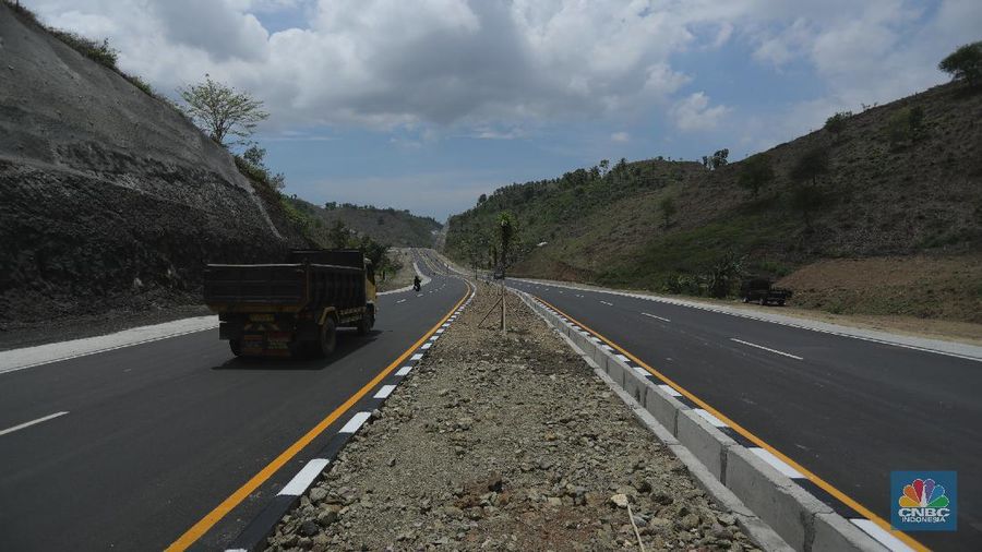Foto udara menunjukkan pendendara melewati jalan Bypass Bil Mandalika, Lombok, Nusa Tenggara Barat, Kamis (4/1/2021).  Kementerian Pekerjaan Umum & Perumahan Rakyat (PUPR) melalui Badan Pengembangan Infrastruktur Wilayah (BPIW) membangun jalan elak atau bypass yang menghubungkan Bandara Internasional Lombok dengan Kawasan Pariwisata Mandalika sejauh 17 kilometer. Keberadaan jalan ini bakal mendukung aktivitas pariwisata di Mandalika seiring rencana penyelenggaraan balap motor MotoGP pada 2021 mendatang. Pembangunan jalan ini akan meningkatkan konektivitas dari Bandara BIL ke Kawasan Wisata Mandalika dan mendukung akses menuju sirkuit MotoGP yang dibangun di Kawasan Mandalika. Jalan ini juga akan mengurangi waktu tempuh dari BIL ke Mandalika menjadi 15 menit. Sebab, jika semula melewati jalan lama bisa lebih dari 45 menit.  Jalan Bypass BIL-Mandalika memiliki panjang 17,363 kilometer dengan lebar right of way (ROW) 50 meter serta 4 lajur yang dilengkapi median jalan. Menelan anggaran sekitar Rp 706 miliar pada 2020–2021. Pembangunannya terdiri dari tiga paket pekerjaan. Yakni Paket I sepanjang 4,30 km (STA 0+000-STA 4+300) dengan kontraktor PT Nindya Karya-Bumi Agung (KSO) dengan anggaran sebesar Rp199 miliar. Kemudian Paket 2 sepanjang 9,70 km (STA 4+300-STA 14+000) kontraktornya PT Adhi Karya (Persero) Tbk-PT Metro Lestari Utama (KSO) dengan anggaran senilai Rp 353 miliar. Selanjutnya untuk Paket 3 sepanjang 3,363 km (STA 14+00-STA 17+363), kontraktornya PT Yasa Patria Perkasa dengan anggaran senilai Rp 152 miliar.  (CNBC Indonesia/ Tri Susilo)