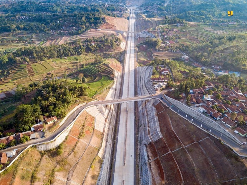Proyek Jalan Tol Proyek Jalan Tol (Biro Komunikasi Publik
Kementerian PUPR)