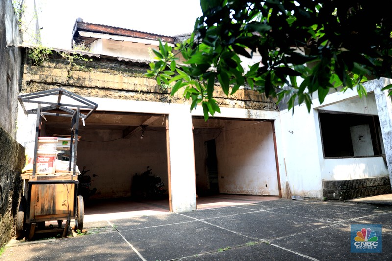 Rumah milik terpidana kasus korupsi Tan Edy Tansil yang akan dilelang Kondisi rumah terpidana kasus korupsi Tan Eddy Tansil di Kawasan Wijaya Timur Raya, Jakarta Selatan, Kamis (4/11). Kejaksaan Agung (Kejagung) melelang barang rampasan berupa rumah milik terpidana kasus korupsi Tan Edy Tansil alias Tan Tju Fuan alias Eddy Tansil yang terletak di wilayah Jakarta Selatan. Rumah dengan luas 528 m2 tersebut tercatat atas nama istri Eddy. Dikutip dari Detikcom rumah tersebut dilelang dengan harga Rp 4,3 miliar. Uang jaminan yang harus dibayar untuk mengikuti lelang sejumlah Rp 2,1 miliar. Pantauan CNBC Indonesia dilokasi, kondisi rumah terlihat kosong banyak tumbuh tumbuhan liar yang mengitari sekitar rumah tersebut. Menurut warga yang menitipkan barang dagangan di rumah tersebut mengatakan dia tidak tahu kalau rumah itu akan dilelang.