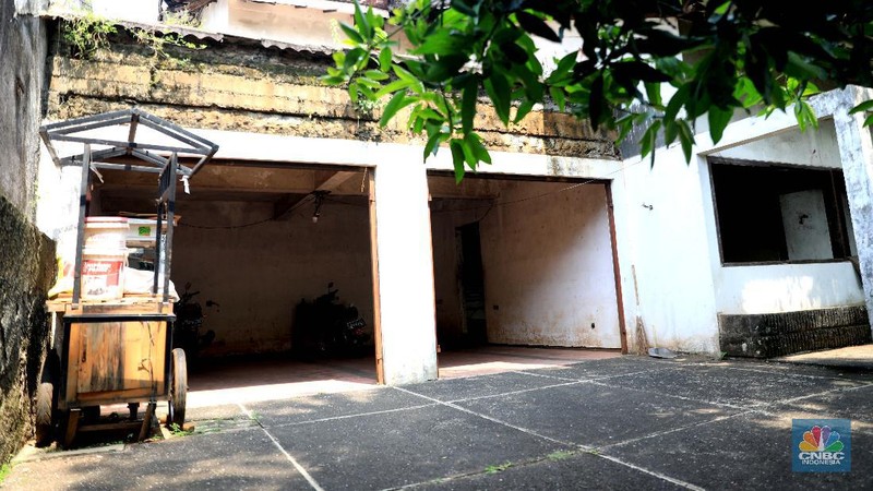 Kondisi rumah terpidana kasus korupsi Tan Eddy Tansil di Kawasan Wijaya Timur Raya, Jakarta Selatan, Kamis (4/11). Kejaksaan Agung (Kejagung) melelang barang rampasan berupa rumah milik terpidana kasus korupsi Tan Edy Tansil alias Tan Tju Fuan alias Eddy Tansil yang terletak di wilayah Jakarta Selatan. Rumah dengan luas 528 m2 tersebut tercatat atas nama istri Eddy. Dikutip dari Detikcom rumah tersebut dilelang dengan harga Rp 4,3 miliar. Uang jaminan yang harus dibayar untuk mengikuti lelang sejumlah Rp 2,1 miliar. Pantauan CNBC Indonesia dilokasi, kondisi rumah terlihat kosong banyak tumbuh tumbuhan liar yang mengitari sekitar rumah tersebut. Menurut warga yang menitipkan barang dagangan di rumah tersebut mengatakan dia tidak tahu kalau rumah itu akan dilelang. 