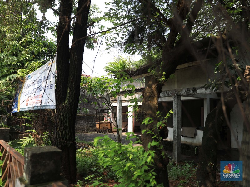 Kondisi rumah terpidana kasus korupsi Tan Eddy Tansil di Kawasan Wijaya Timur Raya, Jakarta Selatan, Kamis (4/11). Kejaksaan Agung (Kejagung) melelang barang rampasan berupa rumah milik terpidana kasus korupsi Tan Edy Tansil alias Tan Tju Fuan alias Eddy Tansil yang terletak di wilayah Jakarta Selatan. Rumah dengan luas 528 m2 tersebut tercatat atas nama istri Eddy. Dikutip dari Detikcom rumah tersebut dilelang dengan harga Rp 4,3 miliar. Uang jaminan yang harus dibayar untuk mengikuti lelang sejumlah Rp 2,1 miliar. Pantauan CNBC Indonesia dilokasi, kondisi rumah terlihat kosong banyak tumbuh tumbuhan liar yang mengitari sekitar rumah tersebut. Menurut warga yang menitipkan barang dagangan di rumah tersebut mengatakan dia tidak tahu kalau rumah itu akan dilelang. 