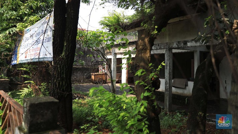 Kondisi rumah terpidana kasus korupsi Tan Eddy Tansil di Kawasan Wijaya Timur Raya, Jakarta Selatan, Kamis (4/11). Kejaksaan Agung (Kejagung) melelang barang rampasan berupa rumah milik terpidana kasus korupsi Tan Edy Tansil alias Tan Tju Fuan alias Eddy Tansil yang terletak di wilayah Jakarta Selatan. Rumah dengan luas 528 m2 tersebut tercatat atas nama istri Eddy. Dikutip dari Detikcom rumah tersebut dilelang dengan harga Rp 4,3 miliar. Uang jaminan yang harus dibayar untuk mengikuti lelang sejumlah Rp 2,1 miliar. Pantauan CNBC Indonesia dilokasi, kondisi rumah terlihat kosong banyak tumbuh tumbuhan liar yang mengitari sekitar rumah tersebut. Menurut warga yang menitipkan barang dagangan di rumah tersebut mengatakan dia tidak tahu kalau rumah itu akan dilelang. 