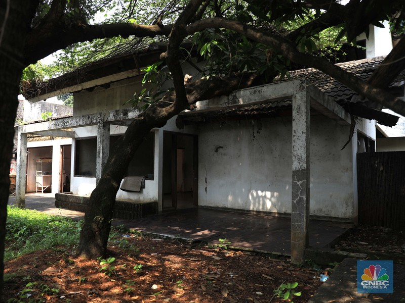 Kondisi rumah terpidana kasus korupsi Tan Eddy Tansil di Kawasan Wijaya Timur Raya, Jakarta Selatan, Kamis (4/11). Kejaksaan Agung (Kejagung) melelang barang rampasan berupa rumah milik terpidana kasus korupsi Tan Edy Tansil alias Tan Tju Fuan alias Eddy Tansil yang terletak di wilayah Jakarta Selatan. Rumah dengan luas 528 m2 tersebut tercatat atas nama istri Eddy. Dikutip dari Detikcom rumah tersebut dilelang dengan harga Rp 4,3 miliar. Uang jaminan yang harus dibayar untuk mengikuti lelang sejumlah Rp 2,1 miliar. Pantauan CNBC Indonesia dilokasi, kondisi rumah terlihat kosong banyak tumbuh tumbuhan liar yang mengitari sekitar rumah tersebut. Menurut warga yang menitipkan barang dagangan di rumah tersebut mengatakan dia tidak tahu kalau rumah itu akan dilelang. 