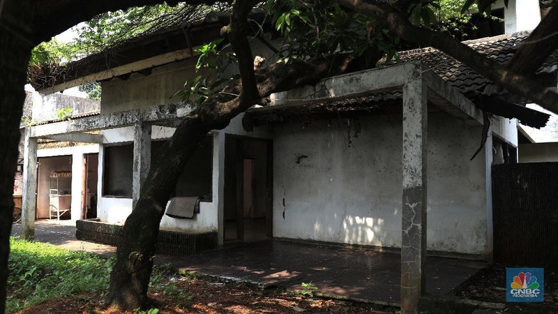 Kondisi rumah terpidana kasus korupsi Tan Eddy Tansil di Kawasan Wijaya Timur Raya, Jakarta Selatan, Kamis (4/11). Kejaksaan Agung (Kejagung) melelang barang rampasan berupa rumah milik terpidana kasus korupsi Tan Edy Tansil alias Tan Tju Fuan alias Eddy Tansil yang terletak di wilayah Jakarta Selatan. Rumah dengan luas 528 m2 tersebut tercatat atas nama istri Eddy. Dikutip dari Detikcom rumah tersebut dilelang dengan harga Rp 4,3 miliar. Uang jaminan yang harus dibayar untuk mengikuti lelang sejumlah Rp 2,1 miliar. Pantauan CNBC Indonesia dilokasi, kondisi rumah terlihat kosong banyak tumbuh tumbuhan liar yang mengitari sekitar rumah tersebut. Menurut warga yang menitipkan barang dagangan di rumah tersebut mengatakan dia tidak tahu kalau rumah itu akan dilelang. 