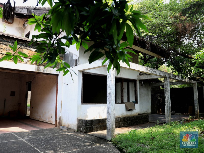 Rumah milik terpidana kasus korupsi Tan Edy Tansil yang akan dilelang Kondisi rumah terpidana kasus korupsi Tan Eddy Tansil di Kawasan Wijaya Timur Raya, Jakarta Selatan, Kamis (4/11). Kejaksaan Agung (Kejagung) melelang barang rampasan berupa rumah milik terpidana kasus korupsi Tan Edy Tansil alias Tan Tju Fuan alias Eddy Tansil yang terletak di wilayah Jakarta Selatan. Rumah dengan luas 528 m2 tersebut tercatat atas nama istri Eddy. Dikutip dari Detikcom rumah tersebut dilelang dengan harga Rp 4,3 miliar. Uang jaminan yang harus dibayar untuk mengikuti lelang sejumlah Rp 2,1 miliar. Pantauan CNBC Indonesia dilokasi, kondisi rumah terlihat kosong banyak tumbuh tumbuhan liar yang mengitari sekitar rumah tersebut. Menurut warga yang menitipkan barang dagangan di rumah tersebut mengatakan dia tidak tahu kalau rumah itu akan dilelang.
