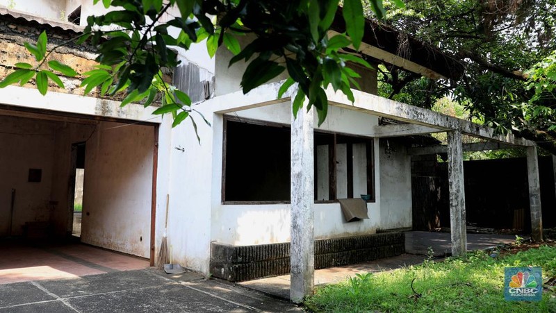 Kondisi rumah terpidana kasus korupsi Tan Eddy Tansil di Kawasan Wijaya Timur Raya, Jakarta Selatan, Kamis (4/11). Kejaksaan Agung (Kejagung) melelang barang rampasan berupa rumah milik terpidana kasus korupsi Tan Edy Tansil alias Tan Tju Fuan alias Eddy Tansil yang terletak di wilayah Jakarta Selatan. Rumah dengan luas 528 m2 tersebut tercatat atas nama istri Eddy. Dikutip dari Detikcom rumah tersebut dilelang dengan harga Rp 4,3 miliar. Uang jaminan yang harus dibayar untuk mengikuti lelang sejumlah Rp 2,1 miliar. Pantauan CNBC Indonesia dilokasi, kondisi rumah terlihat kosong banyak tumbuh tumbuhan liar yang mengitari sekitar rumah tersebut. Menurut warga yang menitipkan barang dagangan di rumah tersebut mengatakan dia tidak tahu kalau rumah itu akan dilelang. 