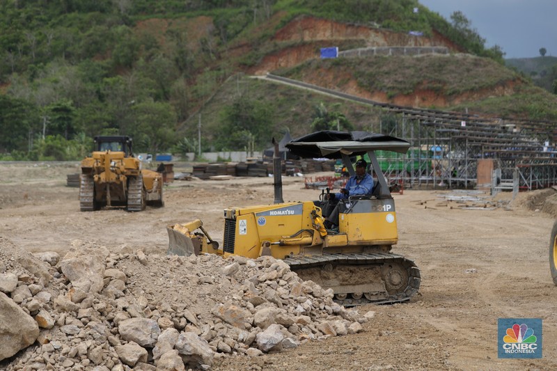 Pekerja menyelesaikan tribun penonton di Sirkuit Mandalika, Lombok, Nusa Tenggara Barat, Kamis (4/11/2021). Kementerian PUPR melalui Badan Pengembangan Infrastruktur Wilayah (BPIW) untuk membangun pengembangan pariwisata di Lombok, Nusa Tenggara Barat, NTB. Perlu diketahui, ada sepuluh kawasan yang diminta oleh pemerintah sebagai prioritas Bali Baru, yang salah satunya di Lombok. Adapun tempat yang berpotensi di sana diantaranya, di Kuta, Gili Manuk, Gili Tarawangan, hingga kawasan Rinjani.  
Kawasan-kawasan tersebut menjadi titik strategis pengembangan kawasan,