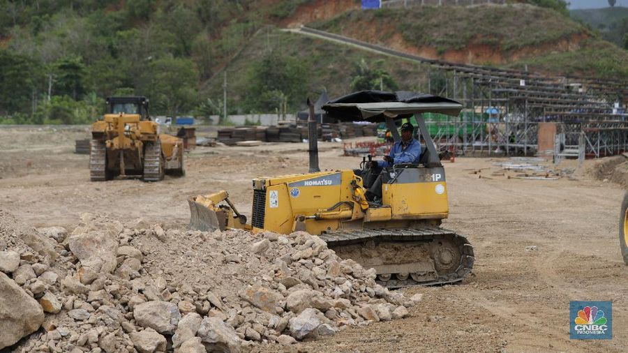 Pekerja menyelesaikan tribun penonton di Sirkuit Mandalika, Lombok, Nusa Tenggara Barat, Kamis (4/11/2021). Kementerian PUPR melalui Badan Pengembangan Infrastruktur Wilayah (BPIW) untuk membangun pengembangan pariwisata di Lombok, Nusa Tenggara Barat, NTB. Perlu diketahui, ada sepuluh kawasan yang diminta oleh pemerintah sebagai prioritas Bali Baru, yang salah satunya di Lombok. Adapun tempat yang berpotensi di sana diantaranya, di Kuta, Gili Manuk, Gili Tarawangan, hingga kawasan Rinjani.  
Kawasan-kawasan tersebut menjadi titik strategis pengembangan kawasan,