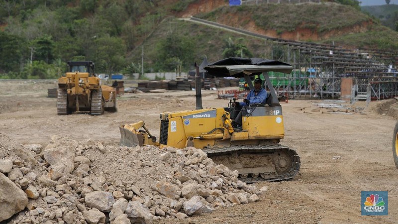 Pekerja menyelesaikan tribun penonton di Sirkuit Mandalika, Lombok, Nusa Tenggara Barat, Kamis (4/11/2021). Kementerian PUPR melalui Badan Pengembangan Infrastruktur Wilayah (BPIW) untuk membangun pengembangan pariwisata di Lombok, Nusa Tenggara Barat, NTB. Perlu diketahui, ada sepuluh kawasan yang diminta oleh pemerintah sebagai prioritas Bali Baru, yang salah satunya di Lombok. Adapun tempat yang berpotensi di sana diantaranya, di Kuta, Gili Manuk, Gili Tarawangan, hingga kawasan Rinjani.  
Kawasan-kawasan tersebut menjadi titik strategis pengembangan kawasan,