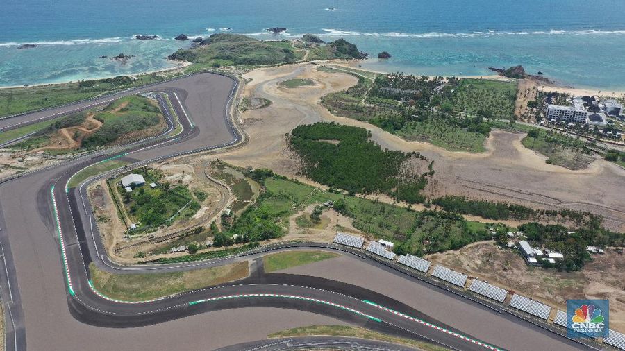 Pekerja menyelesaikan tribun penonton di Sirkuit Mandalika, Lombok, Nusa Tenggara Barat, Kamis (4/11/2021). Kementerian PUPR melalui Badan Pengembangan Infrastruktur Wilayah (BPIW) untuk membangun pengembangan pariwisata di Lombok, Nusa Tenggara Barat, NTB. Perlu diketahui, ada sepuluh kawasan yang diminta oleh pemerintah sebagai prioritas Bali Baru, yang salah satunya di Lombok. Adapun tempat yang berpotensi di sana diantaranya, di Kuta, Gili Manuk, Gili Tarawangan, hingga kawasan Rinjani.  
Kawasan-kawasan tersebut menjadi titik strategis pengembangan kawasan,