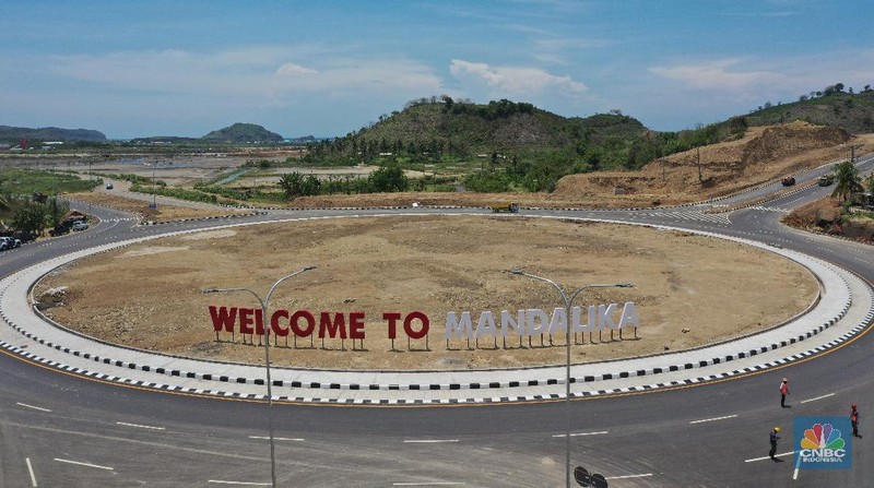 Pekerja menyelesaikan tribun penonton di Sirkuit Mandalika, Lombok, Nusa Tenggara Barat, Kamis (4/11/2021). Kementerian PUPR melalui Badan Pengembangan Infrastruktur Wilayah (BPIW) untuk membangun pengembangan pariwisata di Lombok, Nusa Tenggara Barat, NTB. Perlu diketahui, ada sepuluh kawasan yang diminta oleh pemerintah sebagai prioritas Bali Baru, yang salah satunya di Lombok. Adapun tempat yang berpotensi di sana diantaranya, di Kuta, Gili Manuk, Gili Tarawangan, hingga kawasan Rinjani.  
Kawasan-kawasan tersebut menjadi titik strategis pengembangan kawasan,