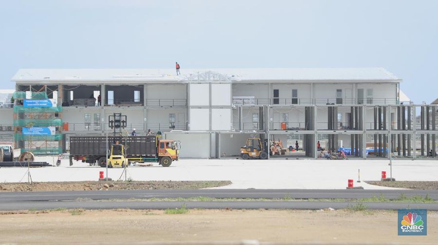 Pekerja menyelesaikan tribun penonton di Sirkuit Mandalika, Lombok, Nusa Tenggara Barat, Kamis (4/11/2021). Kementerian PUPR melalui Badan Pengembangan Infrastruktur Wilayah (BPIW) untuk membangun pengembangan pariwisata di Lombok, Nusa Tenggara Barat, NTB. Perlu diketahui, ada sepuluh kawasan yang diminta oleh pemerintah sebagai prioritas Bali Baru, yang salah satunya di Lombok. Adapun tempat yang berpotensi di sana diantaranya, di Kuta, Gili Manuk, Gili Tarawangan, hingga kawasan Rinjani.  
Kawasan-kawasan tersebut menjadi titik strategis pengembangan kawasan,