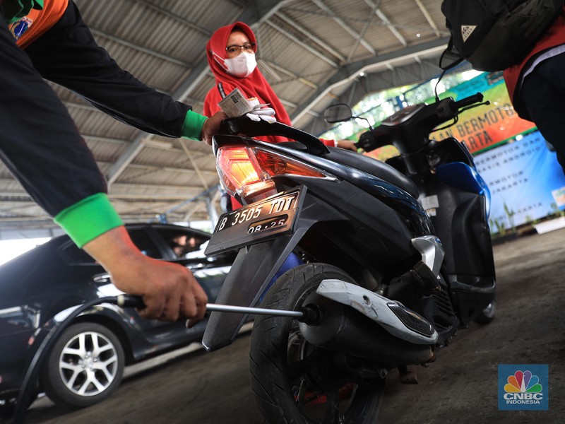 Uji Emisi kendaraan Gratis di Dinas Lingkungan Hidup Cililitan, Jakarta Warga mengikuti uji emisi kendaraan motor secara gratis di Dinas Lingkungan hidup Cililitan, Jakarta Timur, Kamis, 4/11. Pemprov DKI DKI Jakarta mewajibkan uji emisi bagi kendaraan roda dua maupun roda empat yang umurnya lebih dari 3 tahun mulai 13 November 2021. Antusiasme warga karena pelayan gratis, membuat antrean uji emisi kendaraan membeludak.