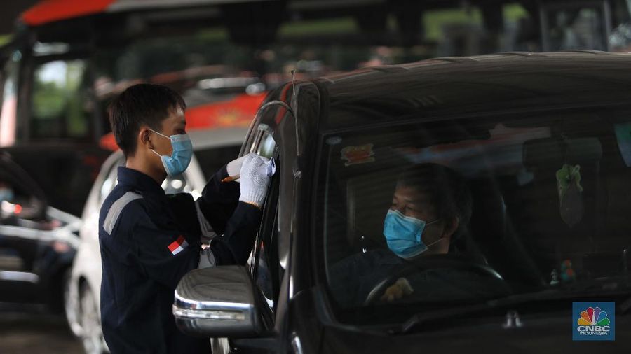 Warga mengikuti uji emisi kendaraan motor secara gratis di Dinas Lingkungan hidup Cililitan, Jakarta Timur, Kamis (4/11/2021). Pemprov DKI DKI Jakarta mewajibkan uji emisi bagi kendaraan roda dua maupun roda empat yang umurnya lebih dari 3 tahun mulai 13 November 2021. Antusiasme warga karena pelayan gratis, membuat antrean uji emisi kendaraan membeludak. 