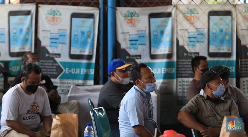 Warga mengikuti uji emisi kendaraan motor secara gratis di Dinas Lingkungan hidup Cililitan, Jakarta Timur, Kamis, 4/11. Pemprov DKI DKI Jakarta mewajibkan uji emisi bagi kendaraan roda dua maupun roda empat yang umurnya lebih dari 3 tahun mulai 13 November 2021. Antusiasme warga karena pelayan gratis, membuat antrean uji emisi kendaraan membeludak. 
