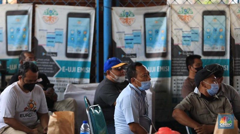Warga mengikuti uji emisi kendaraan motor secara gratis di Dinas Lingkungan hidup Cililitan, Jakarta Timur, Kamis, 4/11. Pemprov DKI DKI Jakarta mewajibkan uji emisi bagi kendaraan roda dua maupun roda empat yang umurnya lebih dari 3 tahun mulai 13 November 2021. Antusiasme warga karena pelayan gratis, membuat antrean uji emisi kendaraan membeludak. 