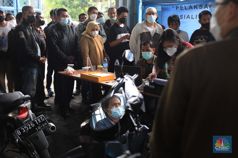 Uji Emisi kendaraan Gratis di Dinas Lingkungan Hidup Cililitan, Jakarta Warga mengikuti uji emisi kendaraan motor secara gratis di Dinas Lingkungan hidup Cililitan, Jakarta Timur, Kamis, 4/11. Pemprov DKI DKI Jakarta mewajibkan uji emisi bagi kendaraan roda dua maupun roda empat yang umurnya lebih dari 3 tahun mulai 13 November 2021. Antusiasme warga karena pelayan gratis, membuat antrean uji emisi kendaraan membeludak.