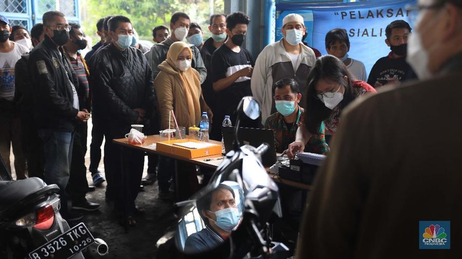 Warga mengikuti uji emisi kendaraan motor secara gratis di Dinas Lingkungan hidup Cililitan, Jakarta Timur, Kamis, 4/11. Pemprov DKI DKI Jakarta mewajibkan uji emisi bagi kendaraan roda dua maupun roda empat yang umurnya lebih dari 3 tahun mulai 13 November 2021. Antusiasme warga karena pelayan gratis, membuat antrean uji emisi kendaraan membeludak. 
