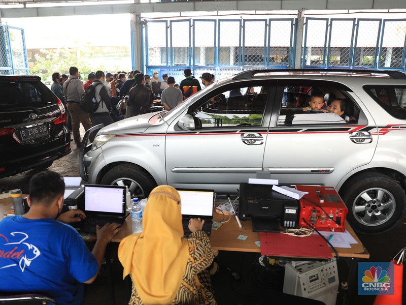Uji Emisi kendaraan Gratis di Dinas Lingkungan Hidup Cililitan, Jakarta Warga mengikuti uji emisi kendaraan motor secara gratis di Dinas Lingkungan hidup Cililitan, Jakarta Timur, Kamis, 4/11. Pemprov DKI DKI Jakarta mewajibkan uji emisi bagi kendaraan roda dua maupun roda empat yang umurnya lebih dari 3 tahun mulai 13 November 2021. Antusiasme warga karena pelayan gratis, membuat antrean uji emisi kendaraan membeludak.