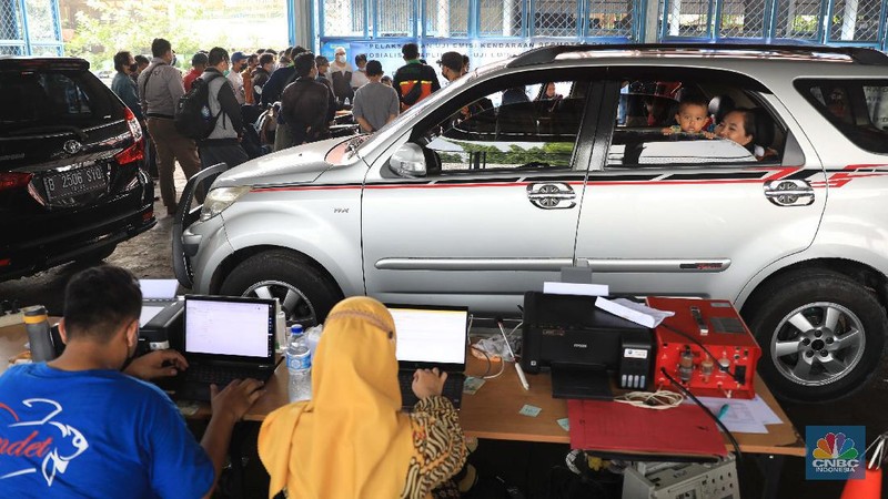 Warga mengikuti uji emisi kendaraan motor secara gratis di Dinas Lingkungan hidup Cililitan, Jakarta Timur, Kamis, 4/11. Pemprov DKI DKI Jakarta mewajibkan uji emisi bagi kendaraan roda dua maupun roda empat yang umurnya lebih dari 3 tahun mulai 13 November 2021. Antusiasme warga karena pelayan gratis, membuat antrean uji emisi kendaraan membeludak. 