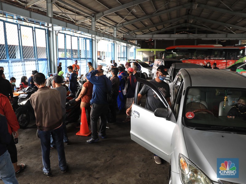Warga mengikuti uji emisi kendaraan motor secara gratis di Dinas Lingkungan hidup Cililitan, Jakarta Timur, Kamis, 4/11. Pemprov DKI DKI Jakarta mewajibkan uji emisi bagi kendaraan roda dua maupun roda empat yang umurnya lebih dari 3 tahun mulai 13 November 2021. Antusiasme warga karena pelayan gratis, membuat antrean uji emisi kendaraan membeludak. 