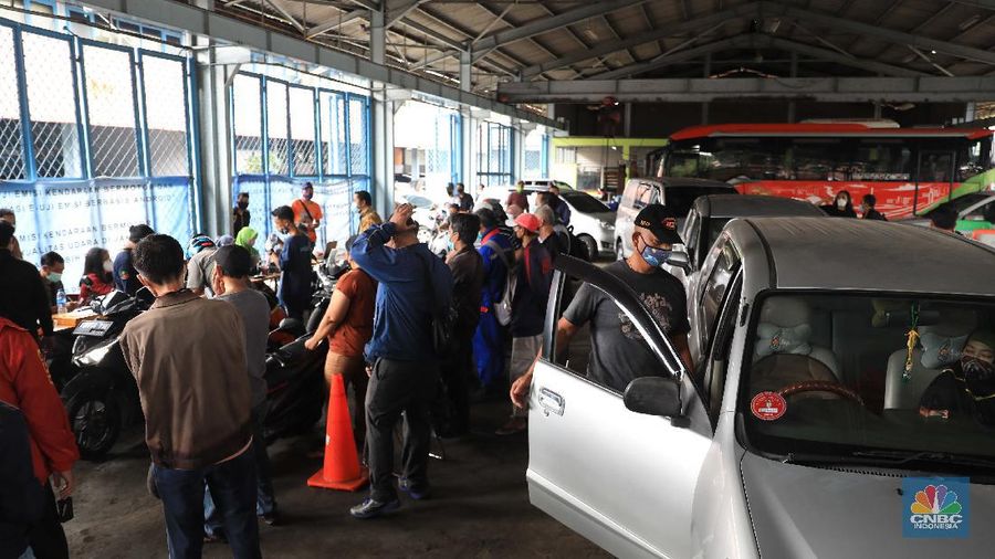 Warga mengikuti uji emisi kendaraan motor secara gratis di Dinas Lingkungan hidup Cililitan, Jakarta Timur, Kamis, 4/11. Pemprov DKI DKI Jakarta mewajibkan uji emisi bagi kendaraan roda dua maupun roda empat yang umurnya lebih dari 3 tahun mulai 13 November 2021. Antusiasme warga karena pelayan gratis, membuat antrean uji emisi kendaraan membeludak. 